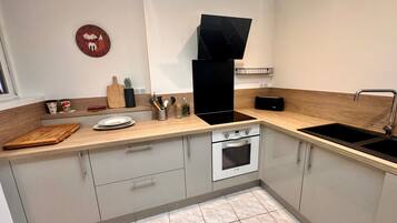 Fridge, oven, coffee/tea maker
