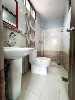 Deluxe-dobbeltværelse - byudsigt | Badeværelse