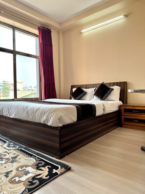 Desk, laptop workspace, soundproofing, free WiFi - Three Brothers Apartments and Hotel (Kathmandu)