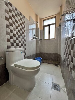 Monolocale Deluxe, vista città | Bagno