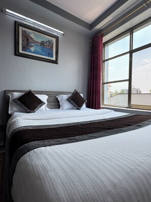 Desk, laptop workspace, soundproofing, free WiFi - Three Brothers Apartments and Hotel (Kathmandu)