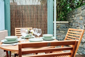 Outdoor dining - Beautiful One BD Home in Glastonbury (Glastonbury)
