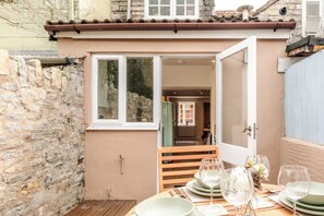 Outdoor dining - Beautiful One BD Home in Glastonbury (Glastonbury)