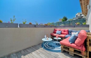 Terrace/patio - Nice house in the hills, with private jacuzzi, sunny terrace! (Nice)