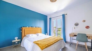 A bedroom with a bed, a desk, and a chair. - Nice house in the hills, with private jacuzzi, sunny terrace! (Nice)