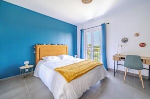 A bedroom with a bed, a desk, and a chair. - Nice house in the hills, with private jacuzzi, sunny terrace! (Nice)