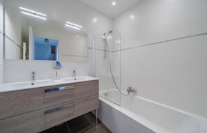 Shower, hair dryer, towels, soap - Nice house in the hills, with private jacuzzi, sunny terrace! (Nice)