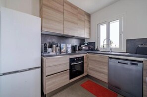 Microwave, oven, stovetop, dishwasher - Nice house in the hills, with private jacuzzi, sunny terrace! (Nice)