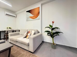 Living area - Cozy 1-bdr Studio apartment with pool, Gym, Spa, Restaurant and terrace in Gombe (Kinshasa)