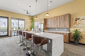 Private kitchen - Luxury Penthouse w/ Balcony • Downtown Dallas Skyline Views • Gym • Free Parking (Dallas)