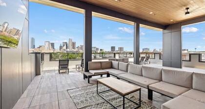 Luxury Penthouse w/ Balcony • Downtown Dallas Skyline Views • Gym • Free Parking