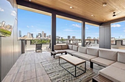 Luxury Penthouse w/ Balcony • Downtown Dallas Skyline Views • Gym • Free Parking