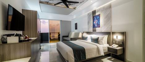 Junior Suite with Balcony & Sea View - Free Return Airport Transfer | Caja de seguridad en la habitación y cortinas blackout