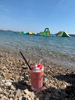 在海灘附近