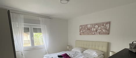 2 bedrooms, iron/ironing board, free WiFi, bed sheets