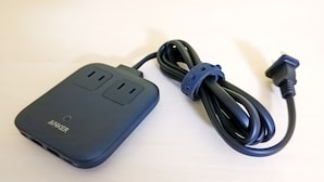 En sort powerbank med kabel og USB-stik.