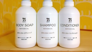 Tre flasker af 7i premium lifestyle produkter: kropssæbe, shampoo og balsam.