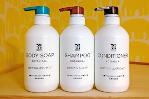 ヘアドライヤー、タオル、石鹸、トイレットペーパー