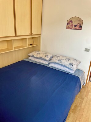 1 slaapkamer, een strijkplank/strijkijzer, wifi, beddengoed