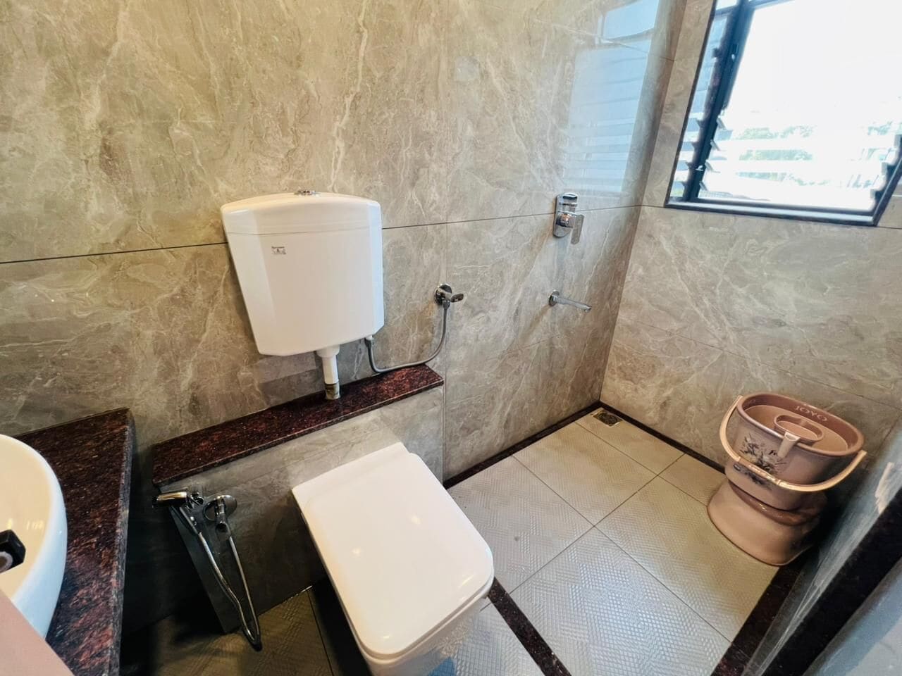 Een douche, handdoeken, zeep, shampoo