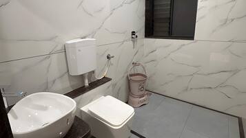 Deluxe Double Room | Bathroom