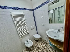 Shower, hair dryer, bidet, towels - NK Venice Apartment (Venezia)