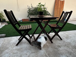 Outdoor dining - Olivia's BNB: Fully furnished private suite in Jimi Ameriya (Al Ain)