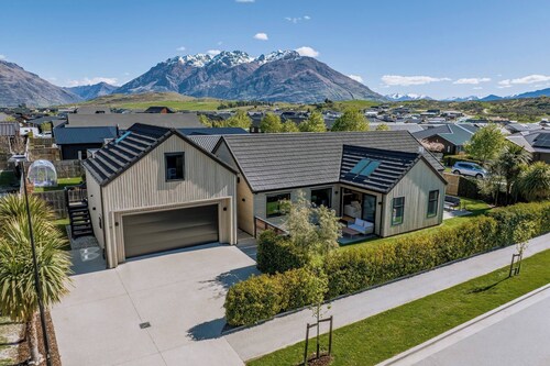 Near new 4 bed 2 bath house in Hanleys Farm