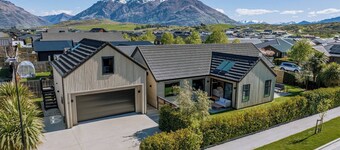 Near new 4 bed 2 bath house in Hanleys Farm