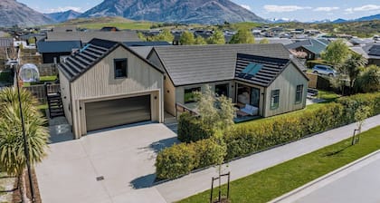 Near new 4 bed 2 bath house in Hanleys Farm