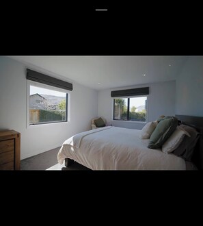 Room - Near new 4 bed 2 bath house in Hanleys Farm (Jacks Point)