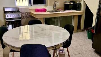 Réfrigérateur, micro-ondes, four, cafetière/bouilloire