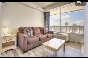 Living area - Daytona Beach Oceanfront apartment for rent (Daytona Beach)