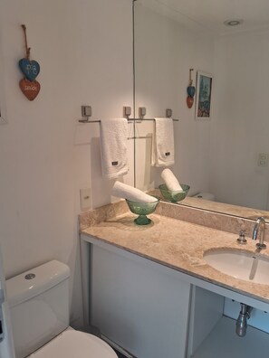 Een douche, een haardroger, handdoeken, zeep