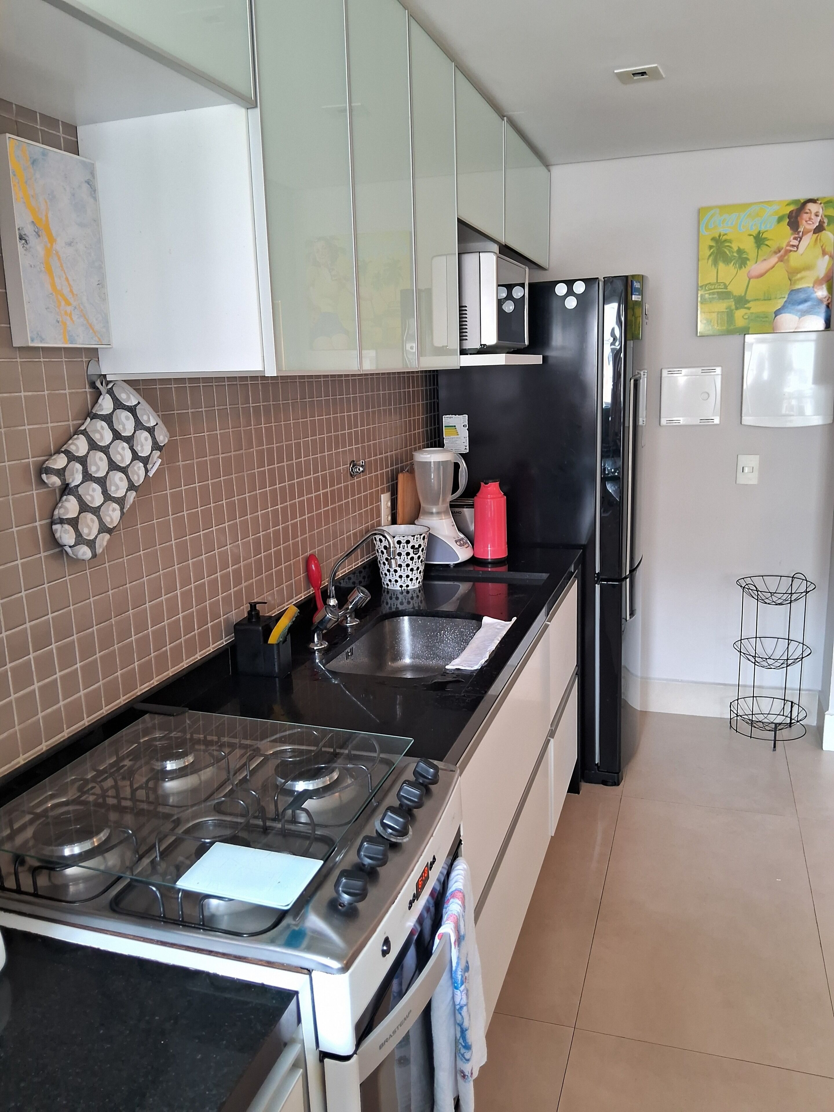 Geladeira, micro-ondas, fogão, cooktop