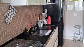 Geladeira, micro-ondas, fogão, cooktop