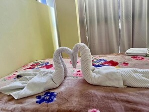 1 habitación, tabla de planchar con plancha y ropa de cama 