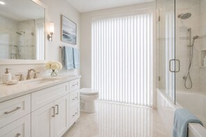 Classic Room | Bathroom | Free toiletries, hair dryer, towels, soap - The Alexandra Hotel & Suites (Toronto)