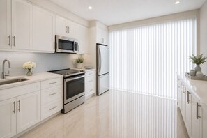Classic Room | Private kitchen | Fridge, microwave, oven, stovetop - The Alexandra Hotel & Suites (Toronto)