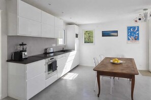 Fridge, microwave, oven, stovetop - Cosy house 6 pers near beaches, south facing (Quiberon)