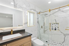 Hair dryer, towels, soap, toilet paper - Spacious 4-bedroom house in the Heart of Westminster (Westminster)