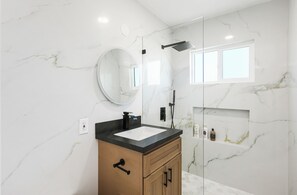 Een haardroger, handdoeken, zeep, toiletpapier