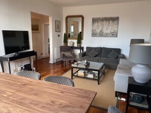 Smart TV, books, stereo - Spacious three bedroom Chelsea Flat (London)
