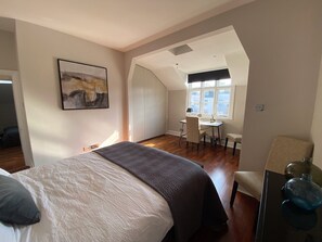 3 slaapkamers, een strijkplank/strijkijzer, gratis wifi, beddengoed