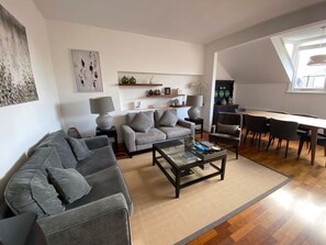 Smart TV, books, stereo - Spacious three bedroom Chelsea Flat (London)