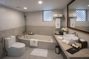 Royal Studio, City View | Bathroom