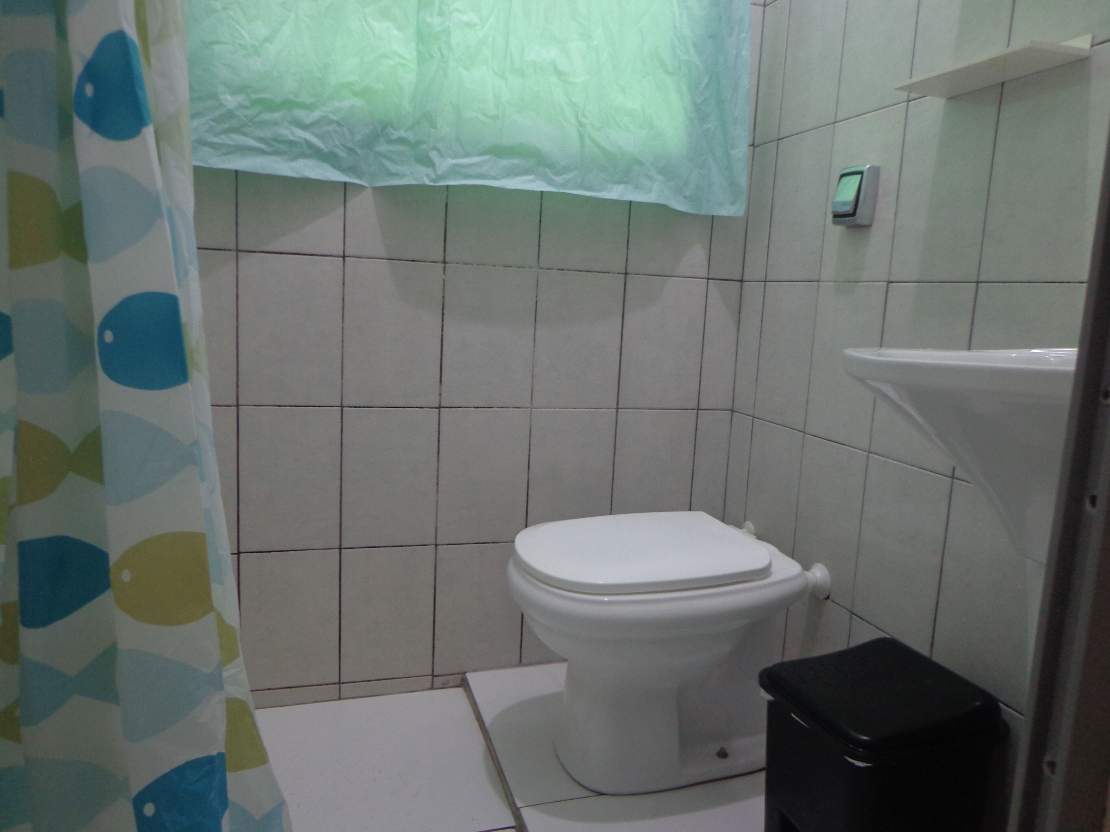 Ducha, bidé, jabón y papel higiénico