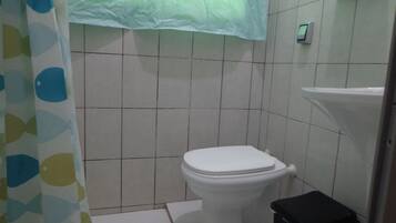 Ducha, bidé, jabón y papel higiénico