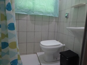 Douche, bidet, savon, papier toilette