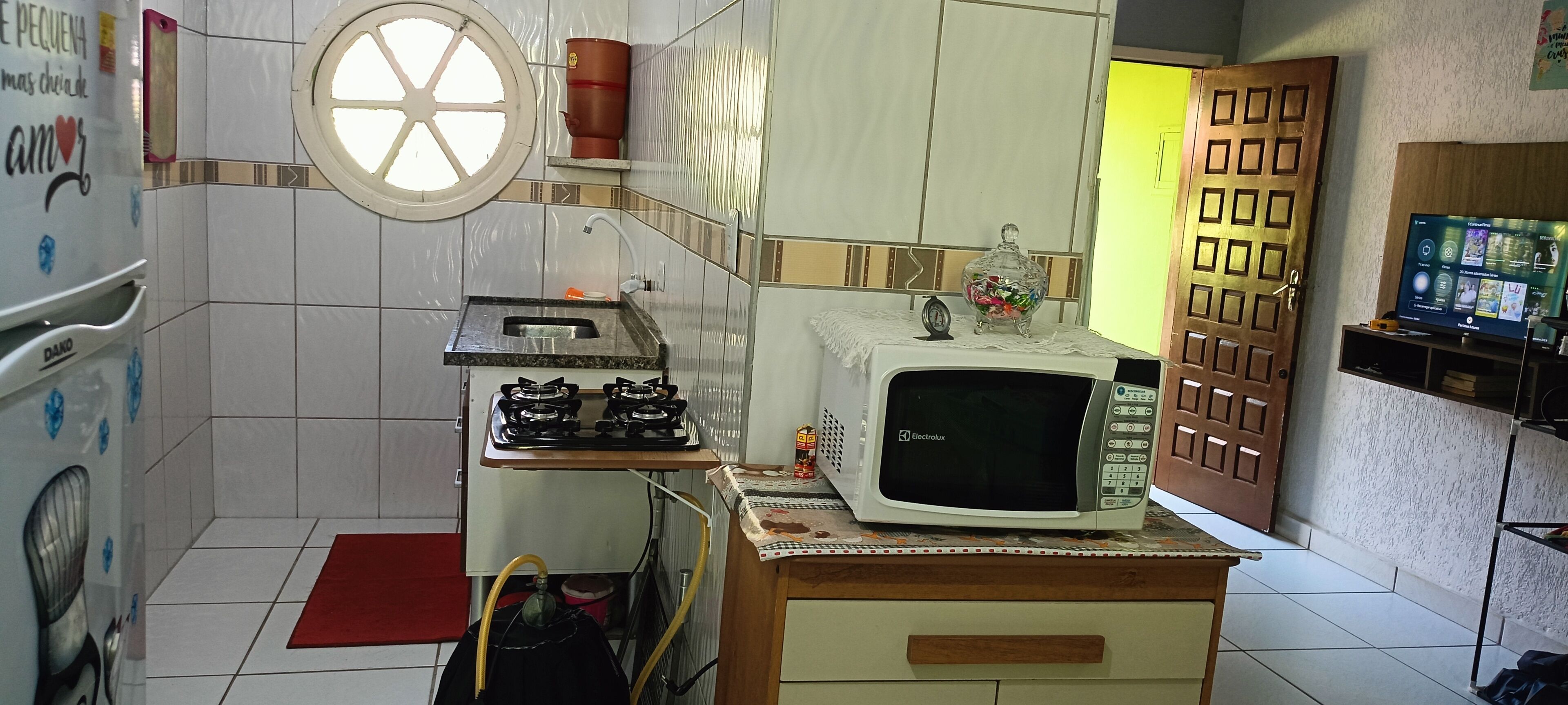 Een magnetron, een kookplaat, een waterkoker, een blender